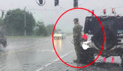 Egy nő észrevette, hogy egy katona áll a zuhogó esőben. Amikor megtudta, hogy miért, nem tudta visszatartani a könnyeit!