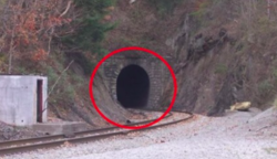 A vakmerő mozdonyvezető behajt a félelmetesen szűk, 130 éve épült alagútba: filmre veszi mindazt, ami ott bent rá vár