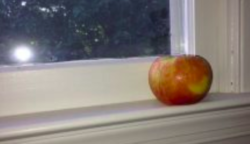 A vejem ablaktisztító helyett egy almát dörzsölt a koszos üveghez: én meg a szemem dörzsöltem az eredmény láttán