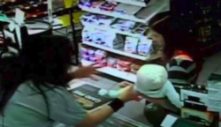 A pénztárosnő hirtelen kikapja a kisbabát édesanyja karjaiból: a kamera rögzítette, mi történt röviddel azután