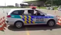 Videón a módszer: úgy áll ki a rendőr a zsebkendőnyi helyről, hogy egyetlen bóját se dönt föl