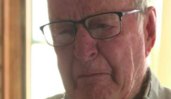Pizzafutárnak állt a 89 éves bácsi, hogy fizetni tudja gyógyszereit: azt hiszi borravalót kap, mikor kinyitja a borítékot, sírva fakad