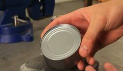Így nyithatsz fel egy konzervdobozt könnyedén, akár puszta kézzel
