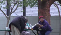 Egy férfi adott 30 ezret egy hajléktalannak, és megnézte mire költi… Amit látott, arra ő maga sem számított!