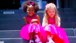 A különböző bőrszínű kislányok, ikertestvéreknek vallják magukat – Tökéletes választ adnak mindenkinek, aki nem ért egyet