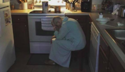 A férfi lefényképezi az anyósát, amint a konyhában ül, görnyedten. Ha megtudod, miért, megszakad a szíved