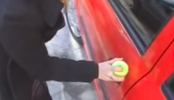 Kizárta magát az autóból, de volt nála egy teniszlabda… Nagyon hasznos trükk!
