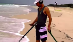 Ez a srác egy fémdetektorral járja a tengerpartokat… amiket ott talál, az egyszerűen hihetetlen