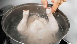 Így lehet eltávolítani a káros adalékokat a csirkéből főzés előtt