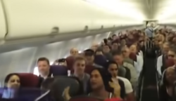 A repülőgép utasai sose hitték volna, hogy ilyen kivételes élményben lesz részük. Még az a szerencse, hogy valaki felvette videóra: