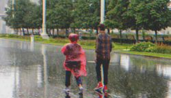 A férfi elvisz két esőtől elázott fiút, másnap viszontlátja őket a küszöbén