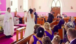 Az esküvő félbeszakad, mert a háttérből váratlan hangokat hallatszanak: a menyasszony hátrafordul, és azonnal elsírja magát