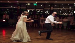 Futótűzként terjed az interneten az elképesztően laza apuka, aki lánya esküvőjén átértelmezte az apa-lánya táncot! Dőlsz a röhögéstől, ha megnézed! :)