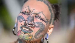 Az anyja sír, amikor meglátja, a fia pedig csúnyának tartja – a tetoválások megszállottja lett a nő