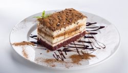 Tiramisu torta – réteges, kávés-csokoládés desszert elegáns tálalással