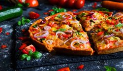 Házi pizza recept – puha tészta, ropogós szél, gazdag feltét